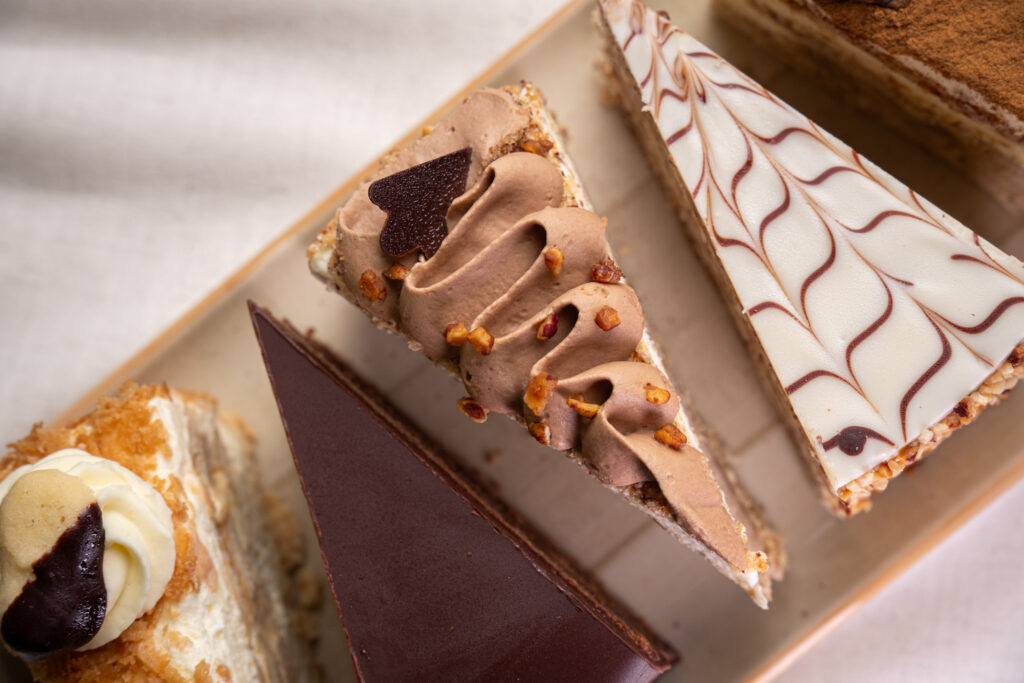 Tortenstücke auf Teller